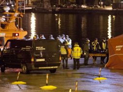 Una de las personas rescatadas afirmó que en la patera viajaban 70 personas. EFE  /