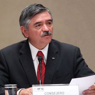 El IFE proyecta nueva credencial con controles biométricos