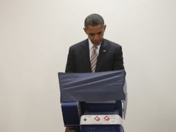 El presidente de Estados Unidos Barack Obama votó hoy por adelantado para las elecciones del próximo 6 de noviembre. EFE  /