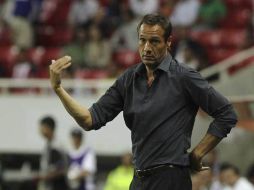 John Van't Schip suma su primer tropiezo en un torneo al frente de Chivas. MEXSPORT  /