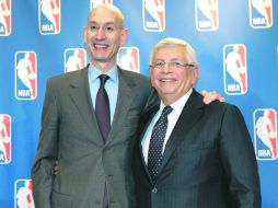 Paso de estafeta. Adam Silver (izq.) posa junto a David Stern, tras el anuncio del adiós del comisionado.  AP  /