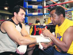 Pule talento. El campeón ucraniano Wladimir Klitschko, es vendado por el entrenador Emanuel Steward previo a un entrenamiento. AP  /