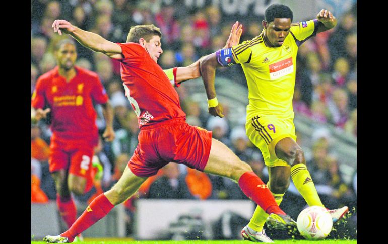 Samuel Eto’o , ahora con su nuevo equipo ruso, Anzhi, visitó el campo de Anfield, donde se topó con Steven Gerrard del Liverpool. AFP  /
