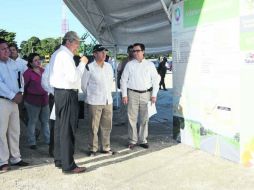 Supervisión. Felipe Calderón aprovechó su estancia en Tabasco para inspeccionar la construcción del Puente Chablé. NTX  /