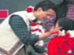 Cercanía. Peña Nieto saluda a una niña en su visita a comunidades indígenas. EL UNIVERSAL  /