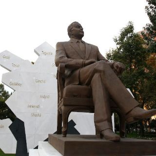 Estatua de exlíder de Azerbaiyán desata polémica en México