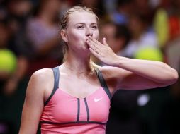 La tenista rusa María Sharapova agradece los aplausos del público tras el partido del torneo de Estambul. EFE  /