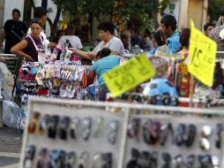 En el primer cuadro de la ciudad, existe una gran presencia de vendedores ambulantes instalados en espacios públicos. ARCHIVO  /