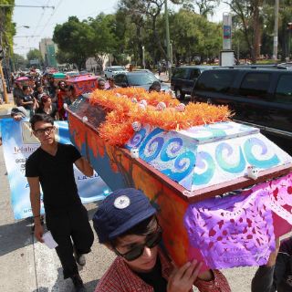 Realizan procesión de ataúdes por calles del Centro tapatío