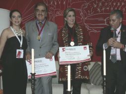 Entrega de reconocimiento a la diseñadora Marisabel Gómez Vázquez.  /