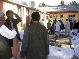 Familiares lloran junto a los cadáveres de las víctimas de un atentado suicida en Maymana. EFE  /