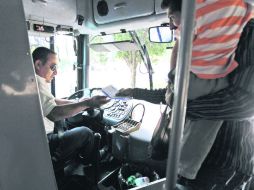 Transportistas han acudido a la Policía de Guadalajara para entregar un oficio, en el que solicitan mayor vigilancia.  /