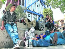 Estudiantes de la Escuela Normal de Atequiza se resguardan del Sol durante la manifestación que protagonizaron ayer.  /