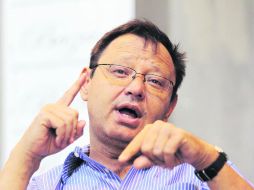 “Yo fabulo en desorden y sin un propósito muy claro. Este año he escrito nueve o diez obras y son demasiadas” señala Luis Enrique.  /