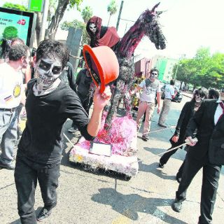 Procesión mortuoria por calles del Centro tapatío