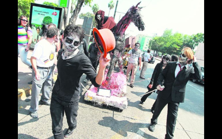 Y en la tarde del viernes, los muertos, en sus múltiples formas, salieron de su morada para dar un toque de humor.  /