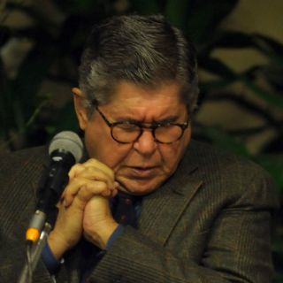 Con un mensajero, entregan Premio FIL a Bryce Echenique