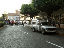 Proveedores de comerciantes se estacionan en espacios prohibidos, banquetas y doble fila para surtir a sus clientes. ARCHIVO  /