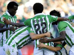 Los béticos celebran la única anotación del partido (gol de Salva Sevilla), al minuto nueve. AFP  /