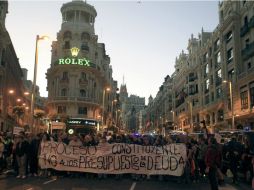 Varias personas portan una pancarta a su paso por la madrileña calle de Gran Vía durante la manifestación. EFE  /