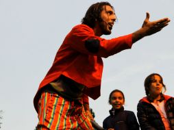 Después de la lluvia que llegó a Tapalpa, Manuel acompañado de algunos pequeños inició con sus historias.  /