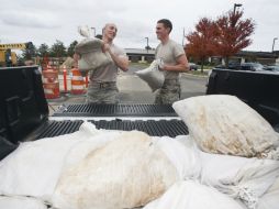 Gobiernos locales y estatales de la costa este de EU se preparan para enfrentar la inminente llegada del huracán. REUTERS  /