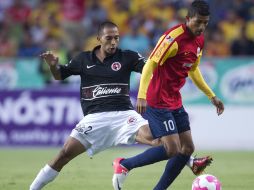 Castillo trata de despojar del balón a ROjas durante el partido. MEXSPORT  /