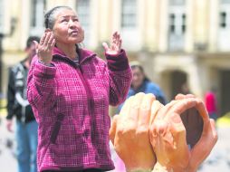 Una bogotana ora mirando el cielo durante una cruzada de apoyo a los diálogos de paz entre el gobierno y la guerrilla de las FARC. EFE  /