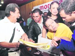 Tras la sesión, ingresaron simpatizantes de la izquierda jalisciense para reclamar.  /