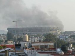 Imagen de la columna de humo que se levantó sobre el estadio, la mañana de este domingo. ESPECIAL  /