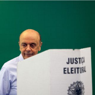 El opositor José Serra vota en comicios en Sao Paulo