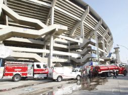 Los ''apagafuegos'' utilizaron tres motobombas para combatir el incendio de la planta de luz. ESPECIAL  /