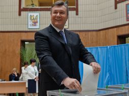 El presidente ucraniano, Viktor Yanukovich (Partido de las Regiones), vota en una estación electoral de la ciudad de Kiev. XINHUA  /