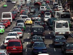 La Policía Federal Preventiva informó que los manifestantes sólo permiten el paso de algunos vehículos cada hora. ARCHIVO  /