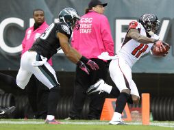 Julio Jones (11) atrapa un pase de anotación para Atlanta. AP  /