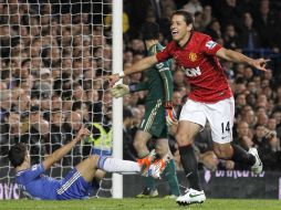 Javier 'Chicharito' Hernández (der) festeja el gol de la victoria de los Red Devils. AP  /