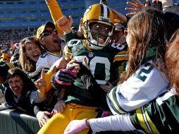 Donald Driver festejó con los aficionados de Green Bay la victoria. AP  /
