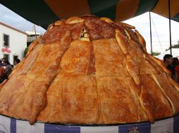 El objetivo de la inusual creación es conservar la tradición de comer el pan en esta temporada. NTX  /