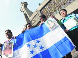 Madres centroamericanas llegaron a la Basílica de Guadalupe con las fotos de sus familiares, a quienes esperan encontrar. REUTERS  /