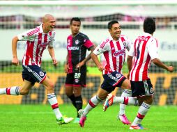 Alegría Rojiblanca. El equipo de las Chivas y la afición del Guadalajara celebran el triunfo sobre el Atlas en el Clásico tapatío.  /