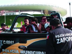 Caen. Policía de Zapopan detienen a unos aficionados rojinegros, previo al inicio del Clásico tapatío.  /