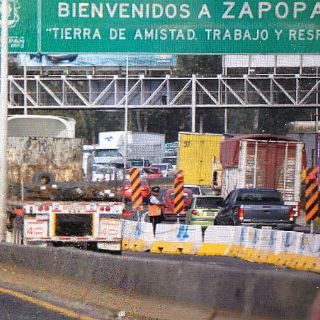 Periférico Sur sufre congestionamiento vial por obras