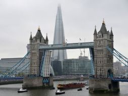 El matemático nunca ha pisado Londres, a través de google maps está realizando sus cálculos. ARCHIVO  /