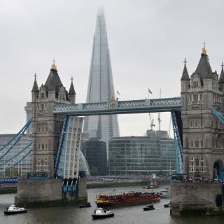 Matemático reta al tiempo y al espacio