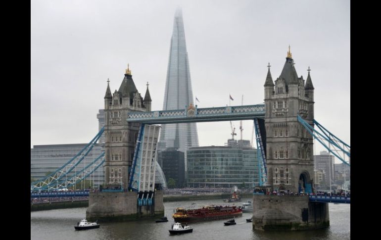 El matemático nunca ha pisado Londres, a través de google maps está realizando sus cálculos. ARCHIVO  /