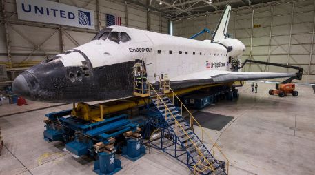 El Endeavour, en los toques finales antes de su exhibición. ARCHIVO  /