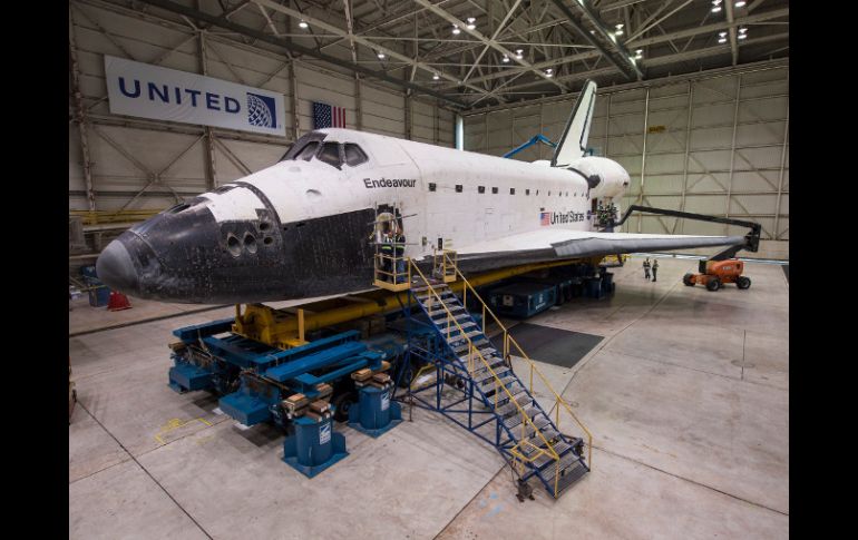 El Endeavour, en los toques finales antes de su exhibición. ARCHIVO  /