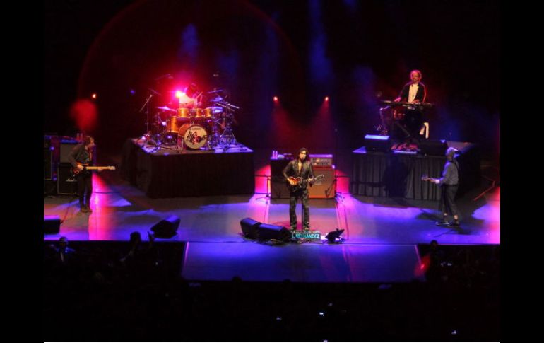 Saúl Hernández, Sabo Romo y Alejandro Marcovich aparecieron a las 8:21 pm; su presencia en el escenario enloqueció al público. ARCHIVO  /