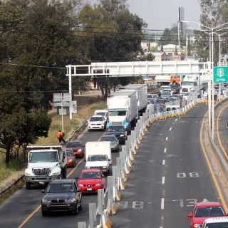 Largas filas se forman por obras en Periférico Sur