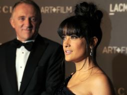 Salma Hayek y su esposo Francois-Henri Pinault en la ART + FILM gala de LACMA, donde lució sus aretes. AP  /